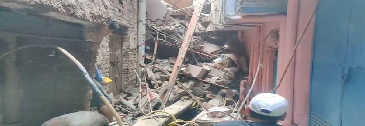 Delhi : भरभराकर गिरी 4 मंजिला इमारत, 8 लोग घायल, रेस्क्यू ऑपरेशन जारी!