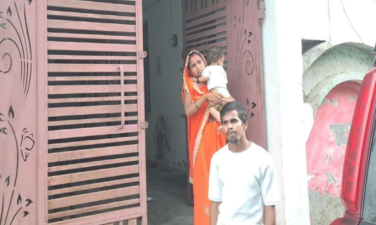 News : लोन न चुका पाने पर बीवी को उठाकर ले गए बैंकवाले, घंटों तक गिड़गिड़ाता रहा पति