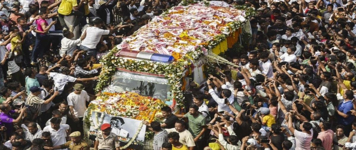 लोकप्रिय गायक जुबीन गर्ग का पार्थिव शरीर गुवाहाटी पहुंचा, हजारों प्रशंसकों की उमड़ी भीड़