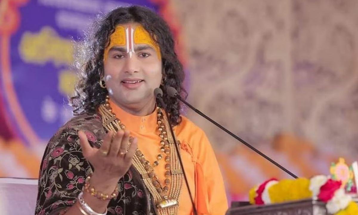 अनिरुद्ध आचार्य ने दिया विवादित बयान, बोले बॉलीवुड फैला रहा लव जिहाद!