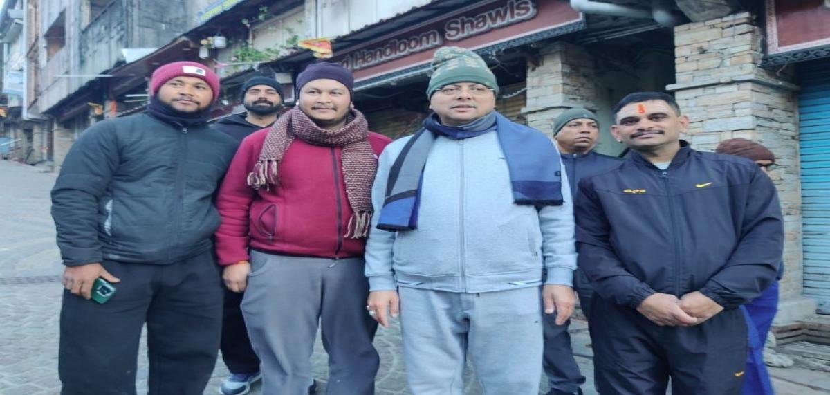 सीएम धामी ने नैनीताल में मॉर्निंग वॉक के दौरान जनता से की मुलाकात