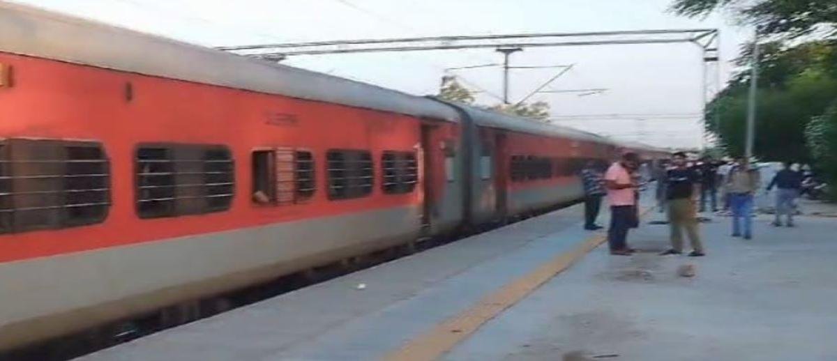 फर्जी बम सूचना से रुकी किसान एक्सप्रेस, पटरंगा स्टेशन पर अफरा-तफरी