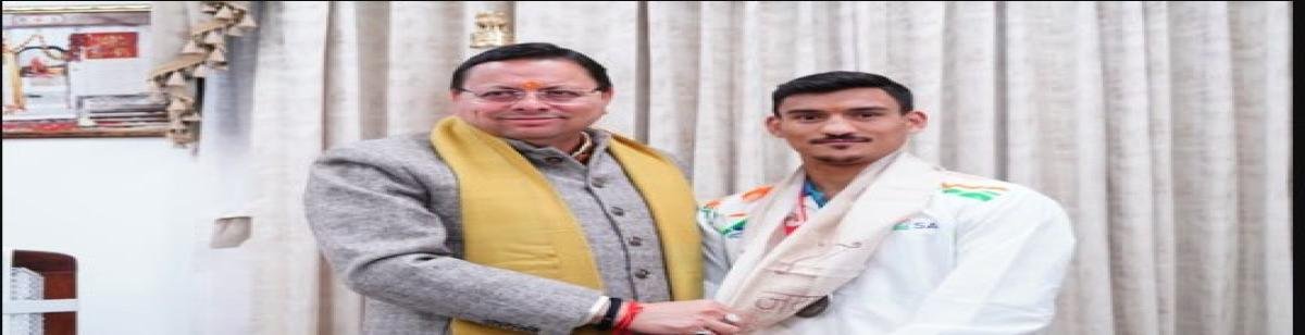 सीएम धामी से मिले वर्ल्ड बॉक्सिंग कप के रजत पदक विजेता पवन बर्त्वाल