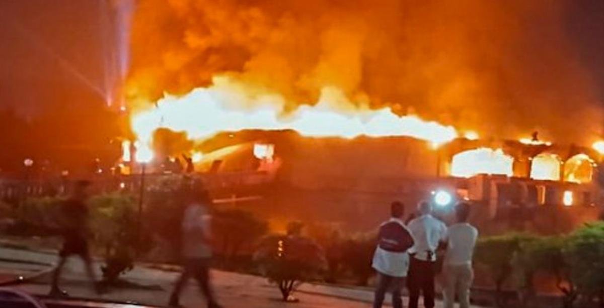 गोवा के अरपोरा नाइट क्लब में भीषण आग: 25 की मौत, अवैध निर्माण और सुरक्षा लापरवाही ने बढ़ाई त्रासदी