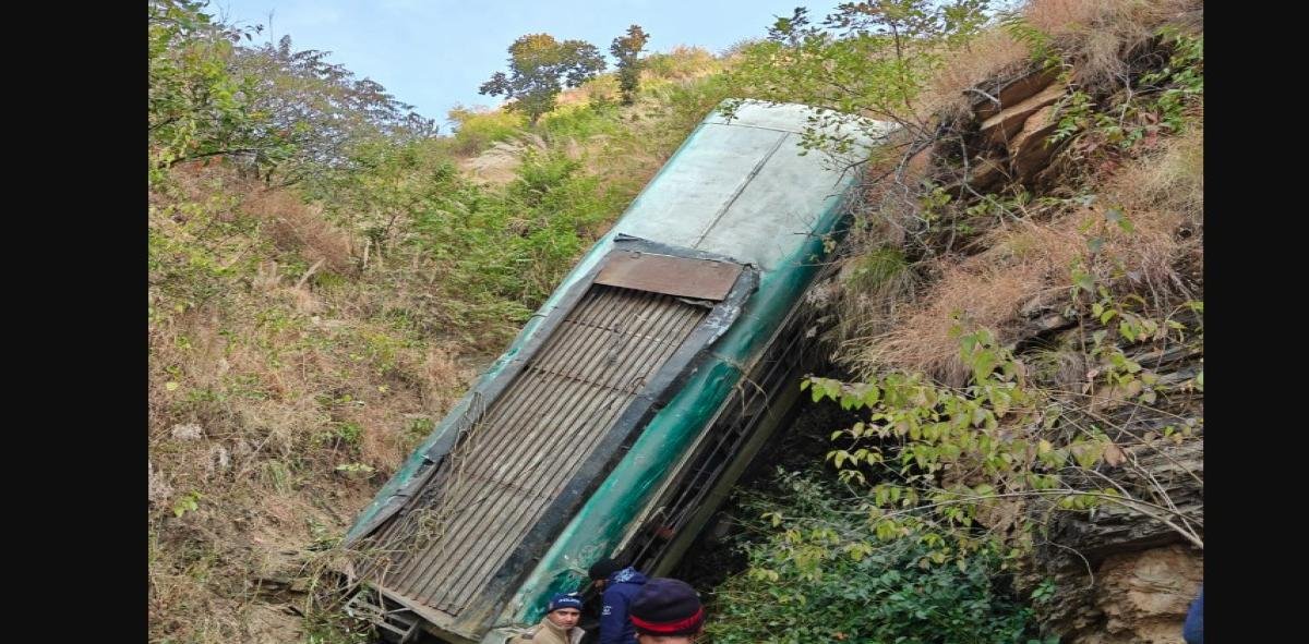 अल्मोड़ा में यात्रियों से भरी बस खाई में गिरी, करीब 7 लोगों की मौत, कई घायल