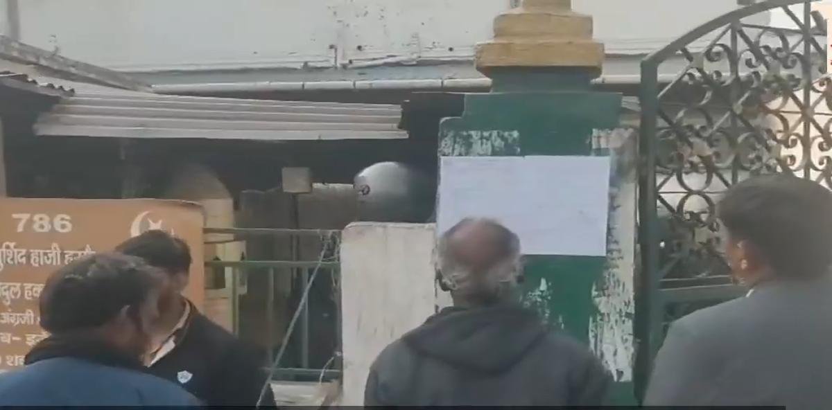 केजीएमयू परिसर की मजारों पर नोटिस, 15 दिन में हटाने के निर्देश