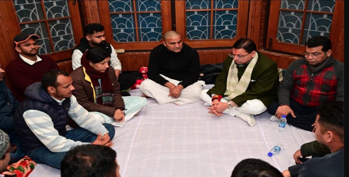 सीएम धामी ने विधायक राम सिंह कैड़ा के आवास पहुंचकर उनकी पूज्य माताजी के निधन पर जताया शोक