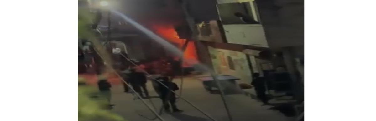 बर्तन की दुकान में गैस सिलेंडर फटने से लगी भीषण आग, इलाके में मची अफरा-तफरी