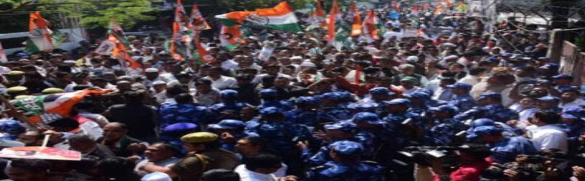 लखनऊ में कांग्रेस का विधानसभा घेराव, पुलिस से कार्यकर्ताओं की झड़प