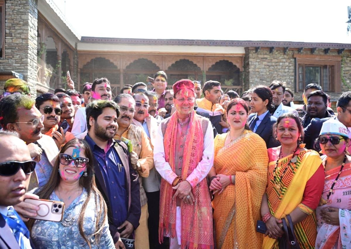 पुष्कर सिंह धामी की मौजूदगी में मुख्यमंत्री आवास पर भव्य होली मिलन समारोह