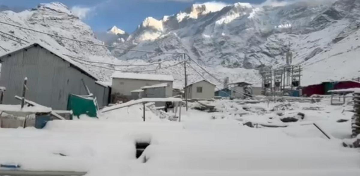 उत्तराखंड मौसम: बेमौसम बारिश से लौटी ठंड, पहाड़ों में बर्फबारी और दून में तापमान गिरा