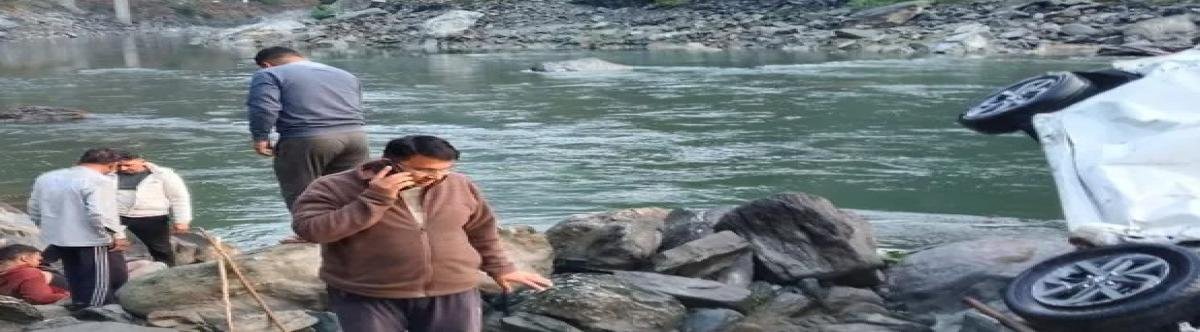 पिथौरागढ़ हाईवे पर बड़ा हादसा: 100 मीटर खाई में गिरी कार, एक युवक गंभीर घायल
