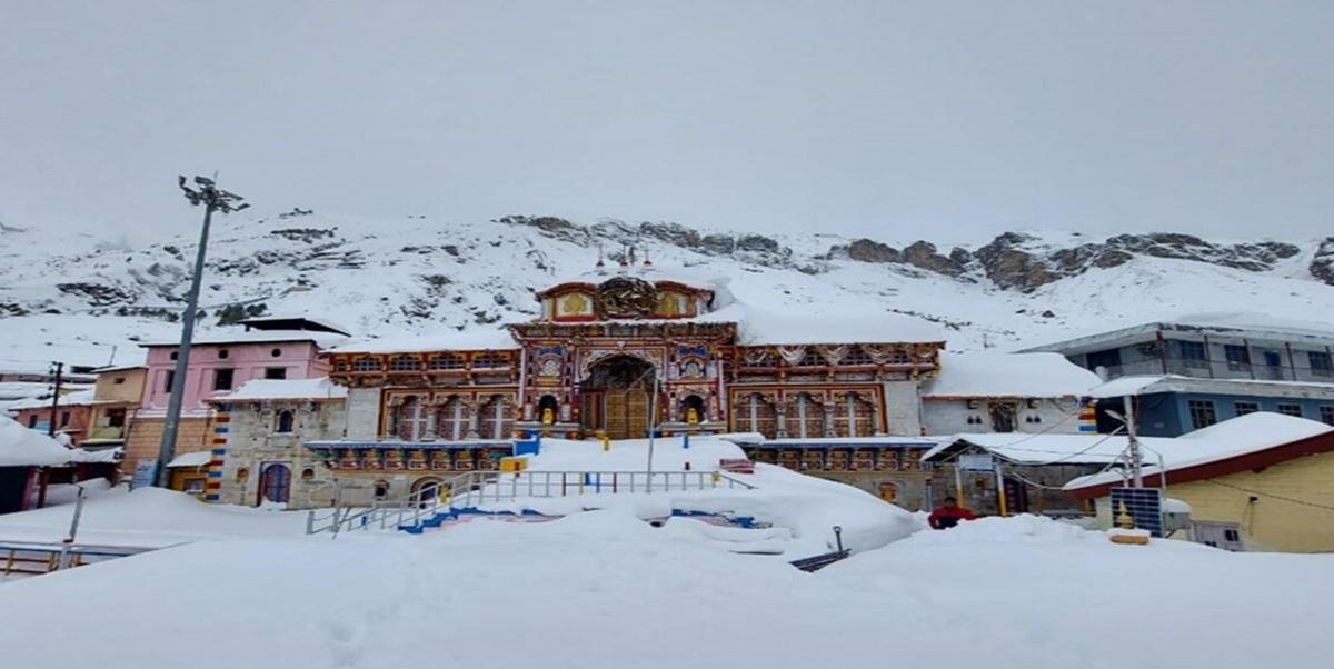 उत्तराखंड मौसम अपडेट: बदरीनाथ में 2 फीट बर्फ, कई जिलों में ऑरेंज अलर्ट जारी