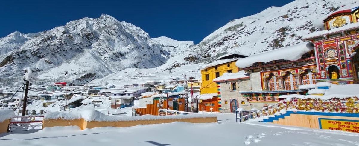 चमोली में भारी बर्फबारी और बारिश: बदरीनाथ धाम माइनस तापमान, हाईवे बंद