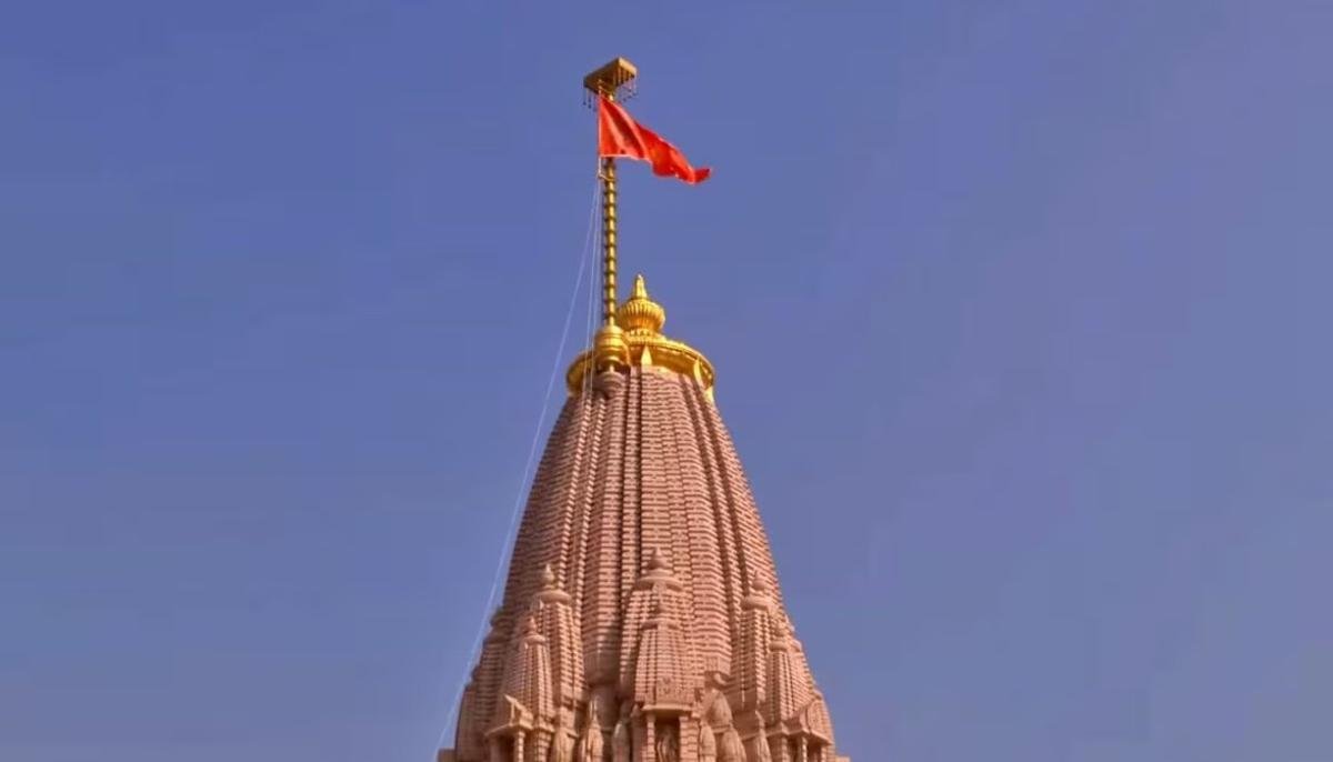 रामजन्मभूमि परिसर में सूर्य मंदिर पर धर्म ध्वजा का भव्य आरोहण, संतों की मौजूदगी में संपन्न हुआ अनुष्ठान