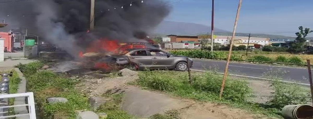 देहरादून में शादी समारोह में बड़ा हादसा: आतिशबाजी से लगी आग, दो कारें जलकर राख