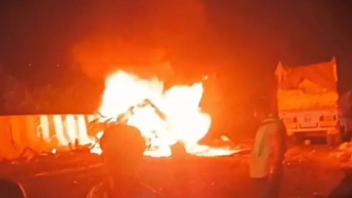 मिर्जापुर सड़क हादसा: ड्रमंडगंज घाटी में भीषण टक्कर के बाद लगी आग, 7 लोगों की मौत की आशंका