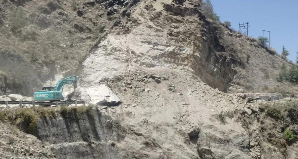 चमोली में भारी भूस्खलन से बंद हुआ नीति-मलारी हाईवे, भारत-चीन सीमा से संपर्क टूटा
