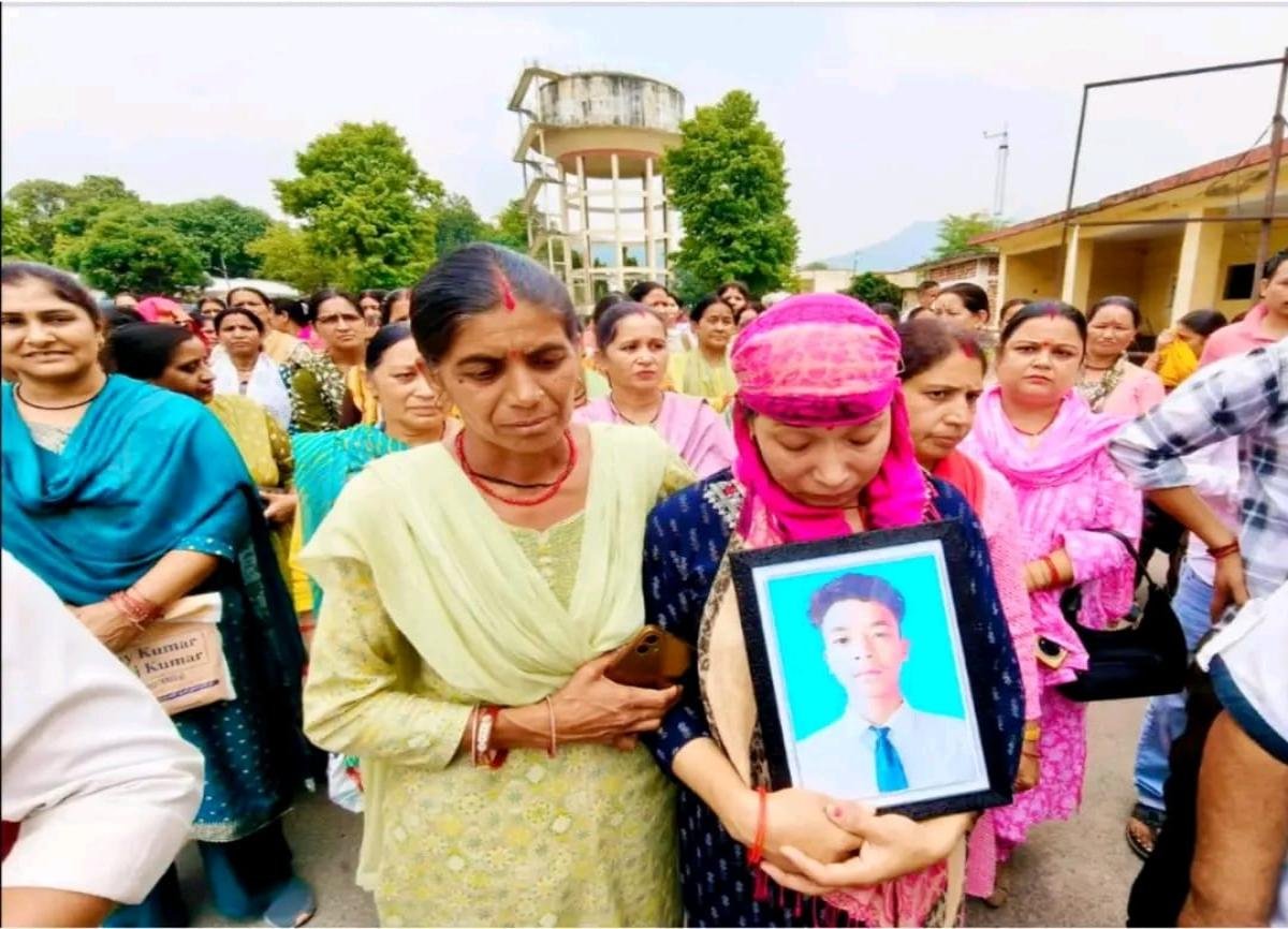 कोटद्वार में छात्र की मौत के बाद फूटा गुस्सा, नशे के खिलाफ सड़कों पर उतरे लोग
