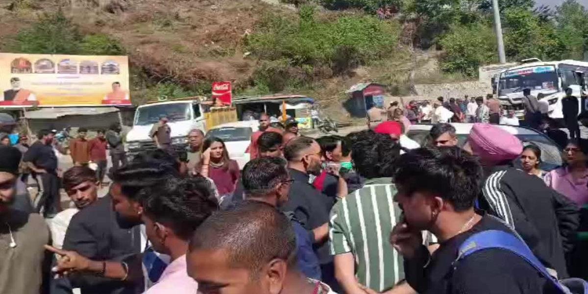 चारधाम यात्रा के बीच चमोली में गहराया पेट्रोल-डीजल संकट, जोशीमठ में यात्रियों का हंगामा