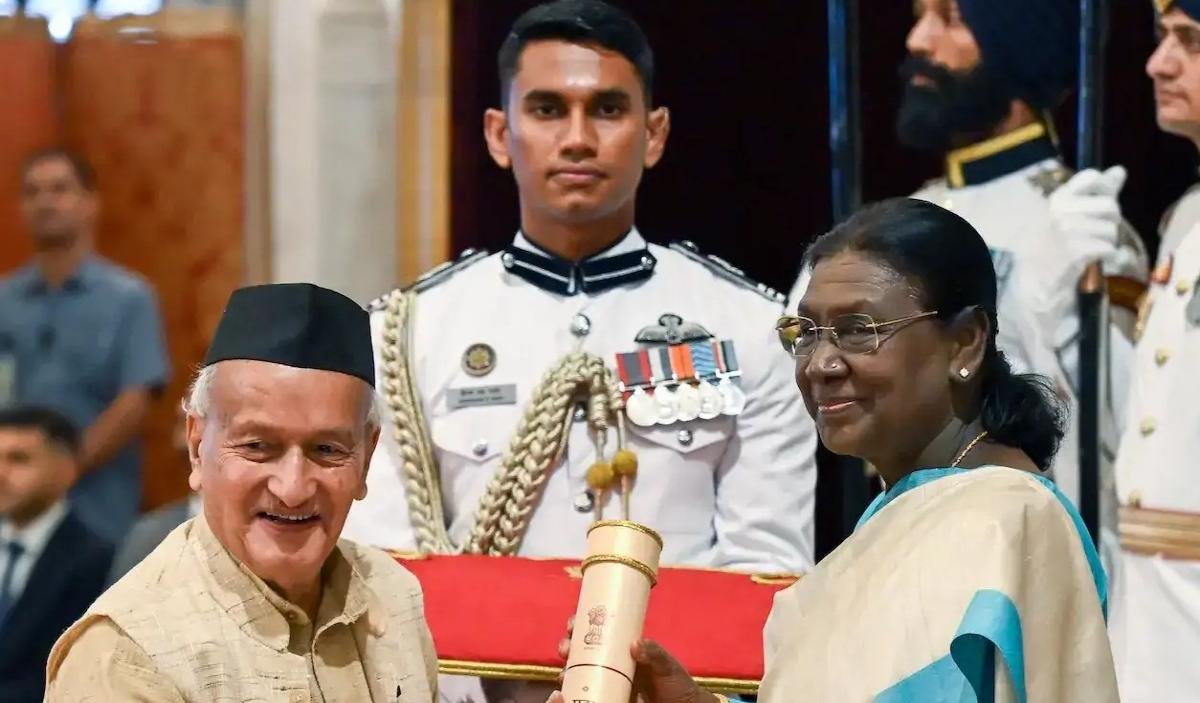 भगत सिंह कोश्यारी को मिला Padma Bhushan Award, राष्ट्रपति भवन में हुआ सम्मानित