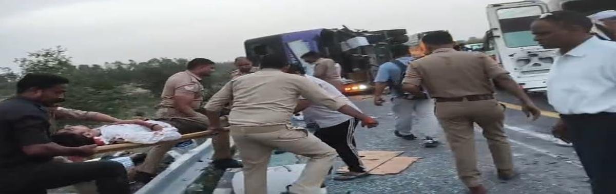 -लखनऊ एक्सप्रेसवे हादसा: स्लीपर बस पलटी, 7 की मौत, 25 घायल