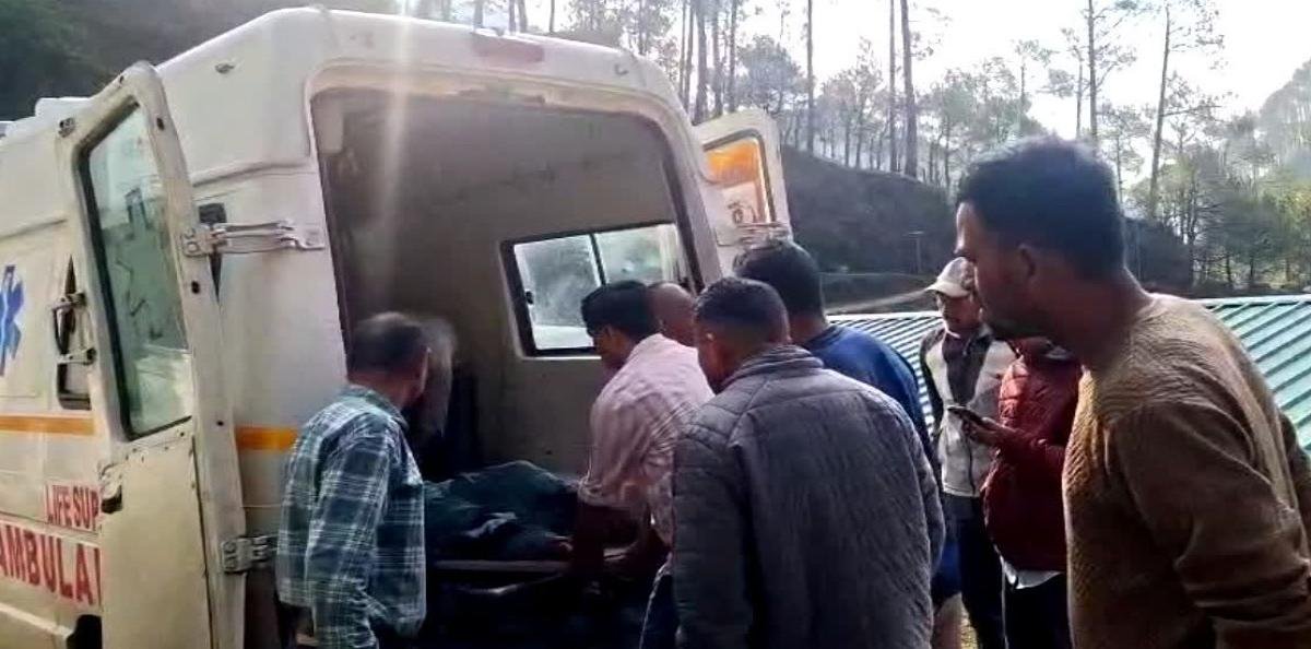 देवाल में बड़ा सड़क हादसा: अंतिम संस्कार के लिए जा रही एम्बुलेंस 500 मीटर गहरी खाई में गिरी, 3 की मौत, 3 गंभीर घायल