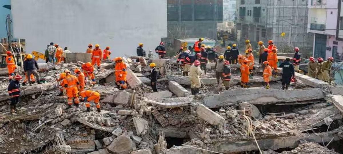 साकेत बिल्डिंग हादसा: दिल्ली में इमारत गिरने से 4 की मौत, 10 घायल, मकान मालिक पर केस दर्ज