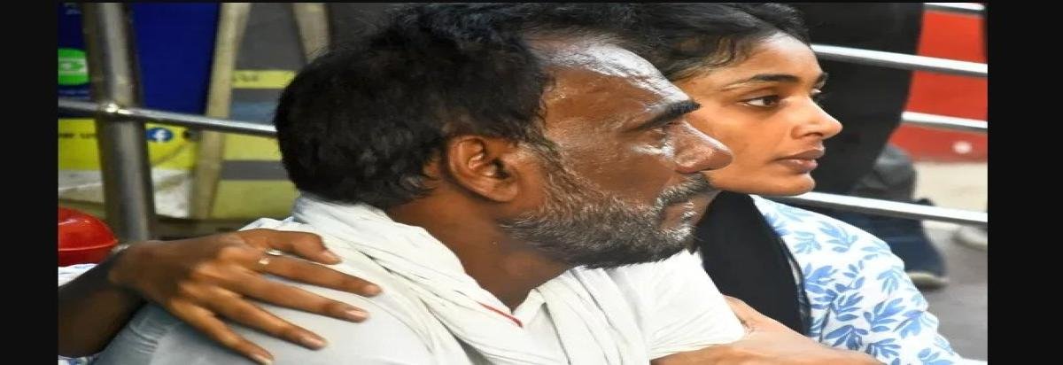 लखनऊ अग्निकांड: पोस्टमार्टम हाउस के बाहर गूंजती रहीं चीखें, अपनों की तलाश में रातभर बिलखते रहे परिजन