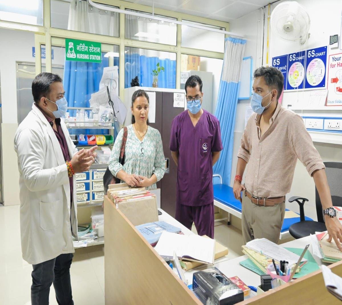 Dehradun- शाम ढलते ही कोरोनेशन अस्पताल पहुंचे डीएम आशीष चौहान,ICU में AC नहीं परिसर में फैली मिली गंदगी।