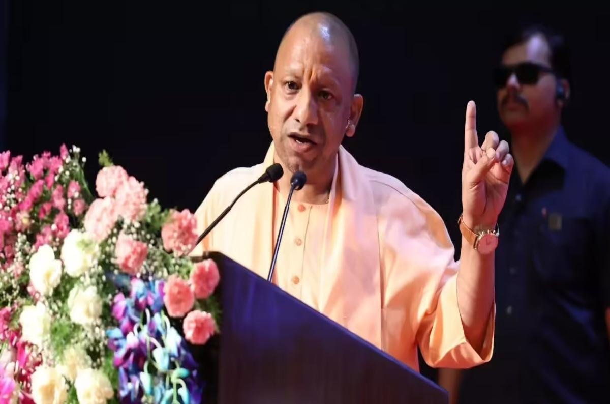 CM योगी ने 12 लाख शिक्षकों को दी ₹5 लाख तक कैशलेस इलाज की सौगात, DBT से भेजे ₹1320 करोड़