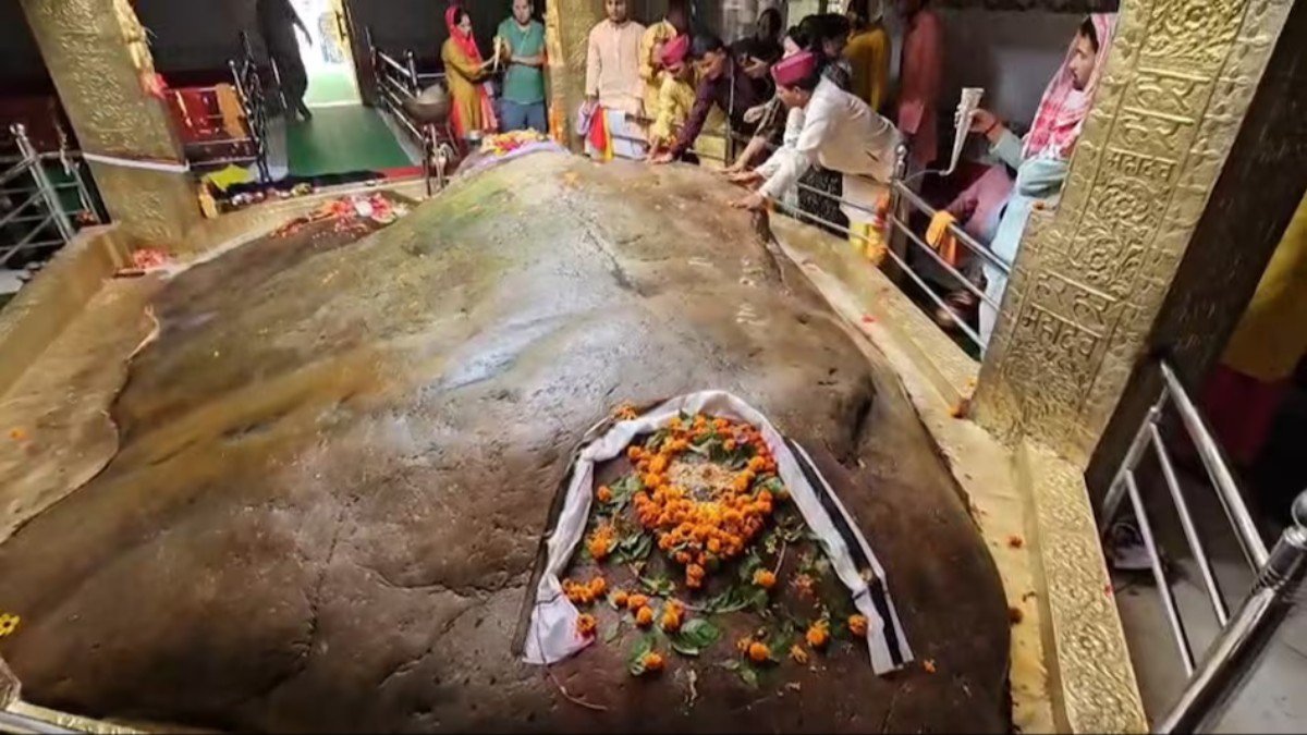 उत्तराखंड का अनोखा कोटेश्वर महादेव मंदिर, जहां हर साल बढ़ने का दावा किया जाता है लेटे हुए शिवलिंग का आकार