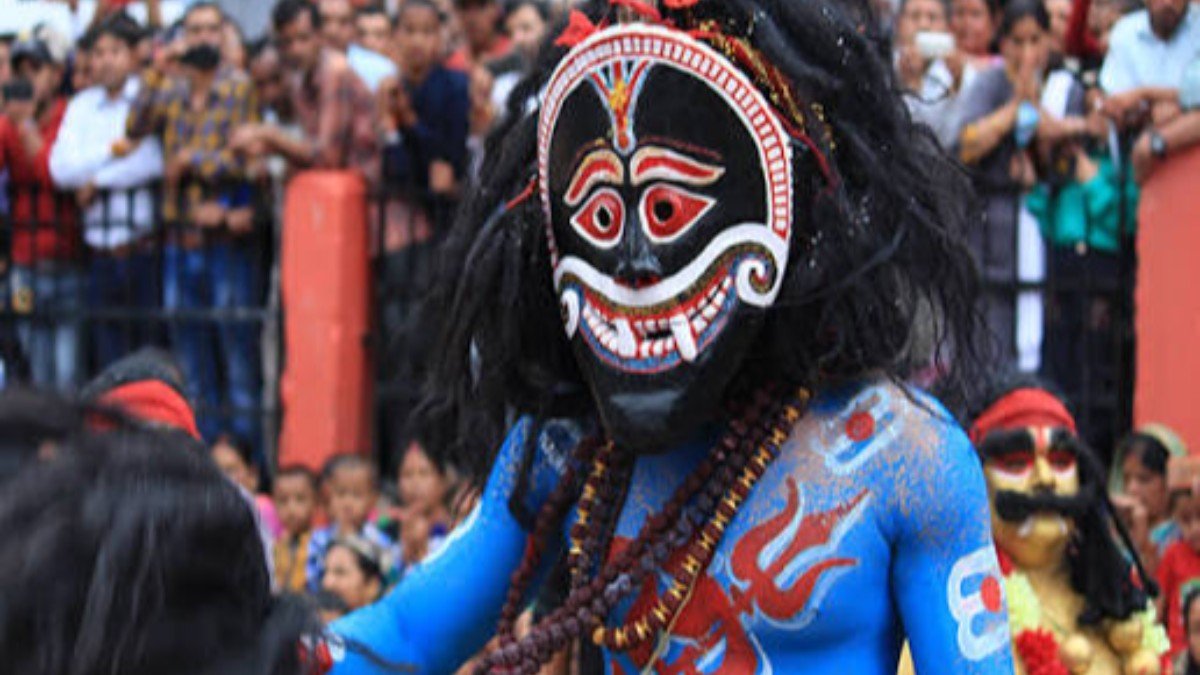 पिथौरागढ़ की हिलजात्रा: मुखौटों में सजी पहाड़ की संस्कृति, सदियों पुरानी परंपरा का अद्भुत रंग