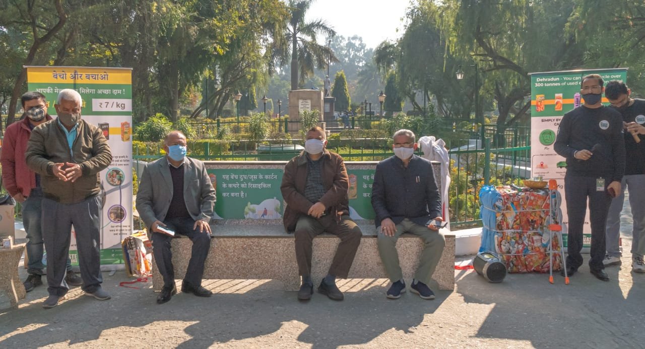  दूध/जूस के डिब्बों के कचरे से बनी बेंच को गाँधी पार्क में किया गया स्थापित | Nation One