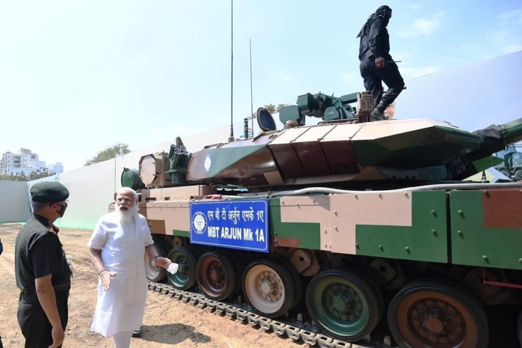 PM Modi ने स्वदेश निर्मित टैंक अर्जुन सेना को सौंपा