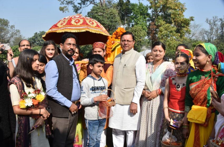  Uttarakhand:  कार्यवाहक CM धामी ने सोमवार को बच्चों के साथ उत्तराखंड का लोकपर्व फूलदेई मनाया, जानिए क्या कहा | Nation One