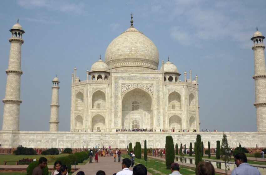  Taj Mahal : ताजमहल में नमाज अदा करते 4 पर्यटक गिरफ्तार, CISF ने किया पुलिस के हवाले | Nation One