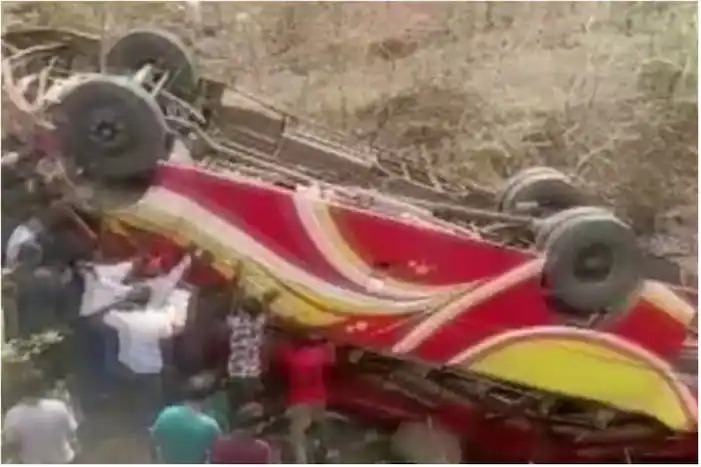  Indore Accident: 50 मीटर गहरी खाई में गिरी यात्रियों से भरी बस, 6 लोगों की मौत, कई घायल | Nation One