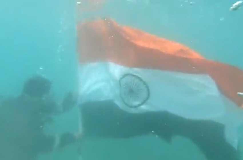  Video : समुद्र के अंदर बड़े शान से लहराया ‘तिरंगा’, तेजी से वायरल हो रहा वीडियो | Nation One
