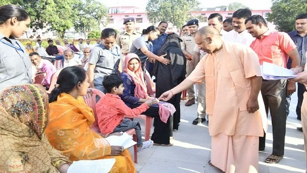  UP News : CM योगी ने दीपावली के दूसरे दिन गोरखनाथ मंदिर परिसर में लगाया जनता दरबार | Nation One