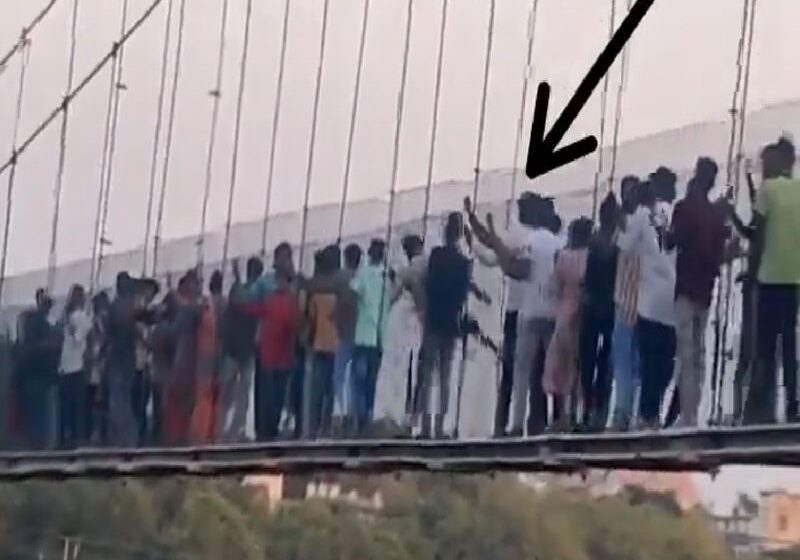  Gujarat : मोरबी पुल टूटने से पहले का आखिरी वीडियो आया सामने, देखें कैसे चंद सेकेंड में टूट गया पुल | Nation One