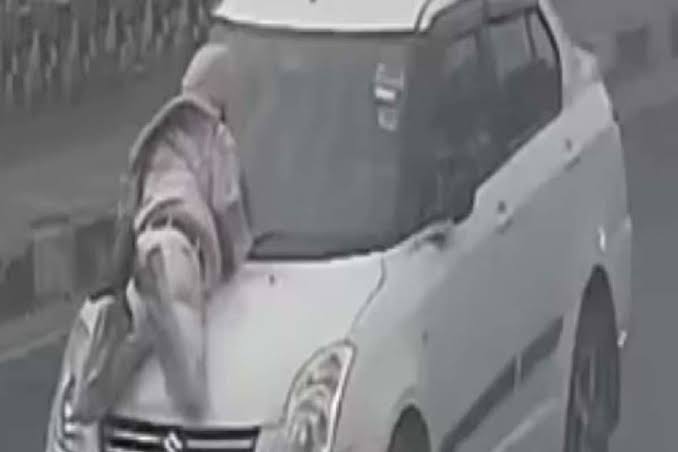  Crime : कंझावला के बाद दिल्ली में युवक को दिनदहाड़े कार से घसीटा, देखिये CCTV | Nation One