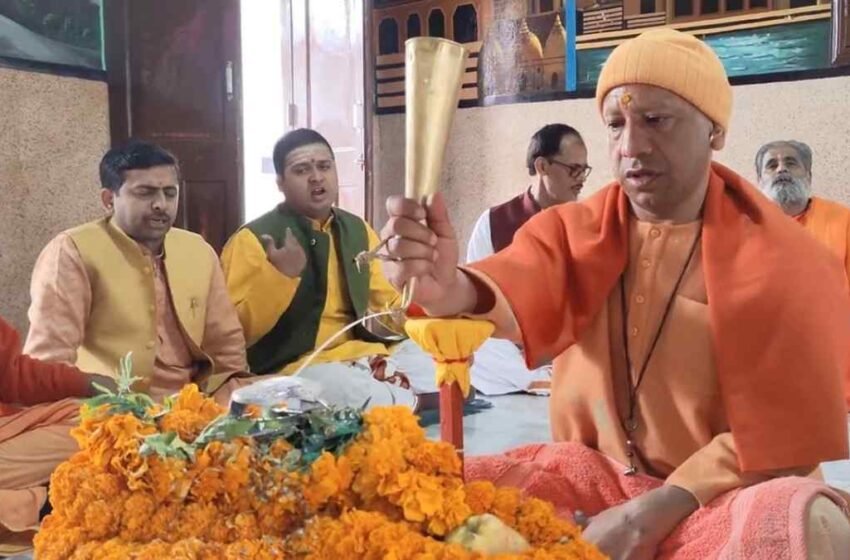  UP News : सीएम योगी ने गोरखनाथ मंदिर में किया रुद्राभिषेक, मानसरोवर में किया पूजन-अर्चन | Nation One