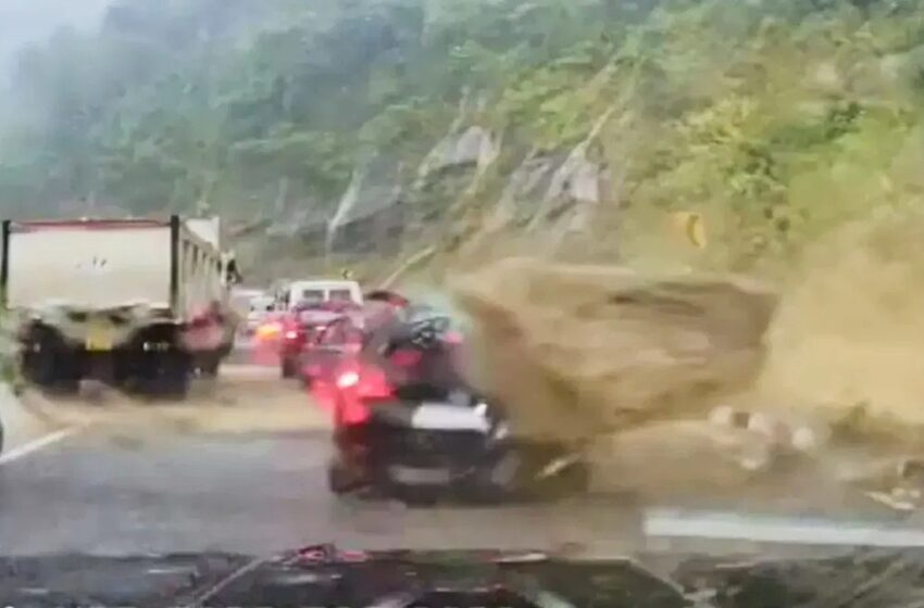  Video : सड़क पर खड़ी थी गाड़ियां तभी पहाड़ से गिरी बड़ी चट्टान, 3 सेकंड में चकनाचूर | Nation One