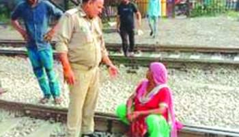 Haridwar : राखी के दिन मायके नहीं ले गया पति, पत्नी ने रेल की पटरी पर बैठकर काटा बवाल | Nation One