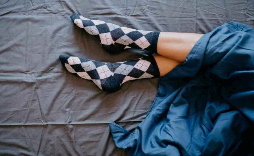  Health : सर्दियों में पहनकर सोते हो मोजे? तो हो जाएं सावधान, हो सकते हैं ये नुकसान | Nation One